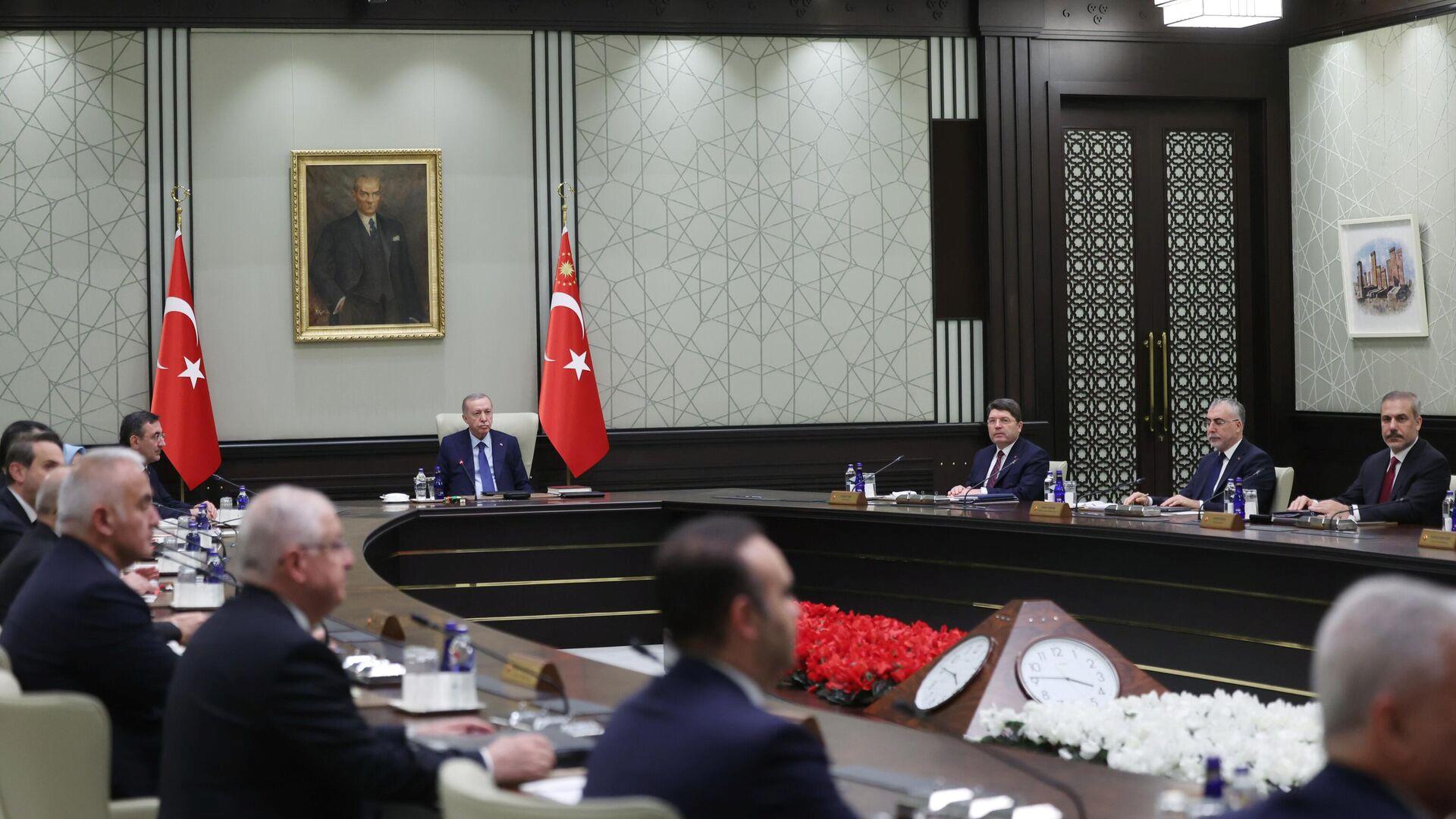 kabine-toplantisi-basladi-en-dusuk-emekli-maasi-da-gorusulecek-PDhk79kP.jpg