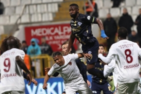 kasimpasa-hatayspor-macinda-9-gol-ve-1-kirmizi-kart-heyecani-zum6R4yf.jpg