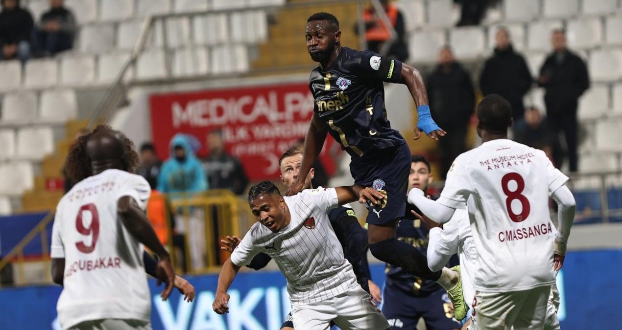 kasimpasa-hatayspor-macinda-9-gol-ve-1-kirmizi-kart-heyecani-zum6R4yf.jpg