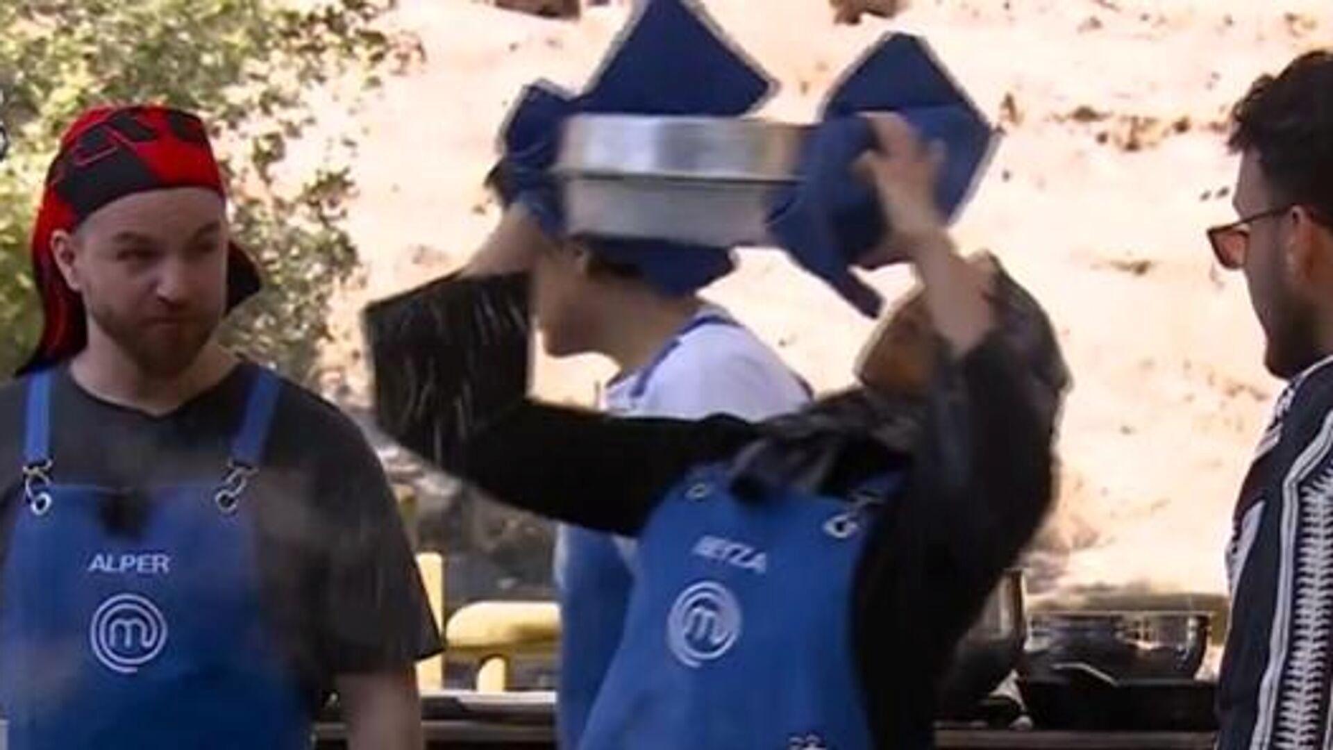 masterchefte-yuzu-yanmisti-beyza-1-puan-farkla-yarismaya-veda-etti-wfdXneRp.jpg