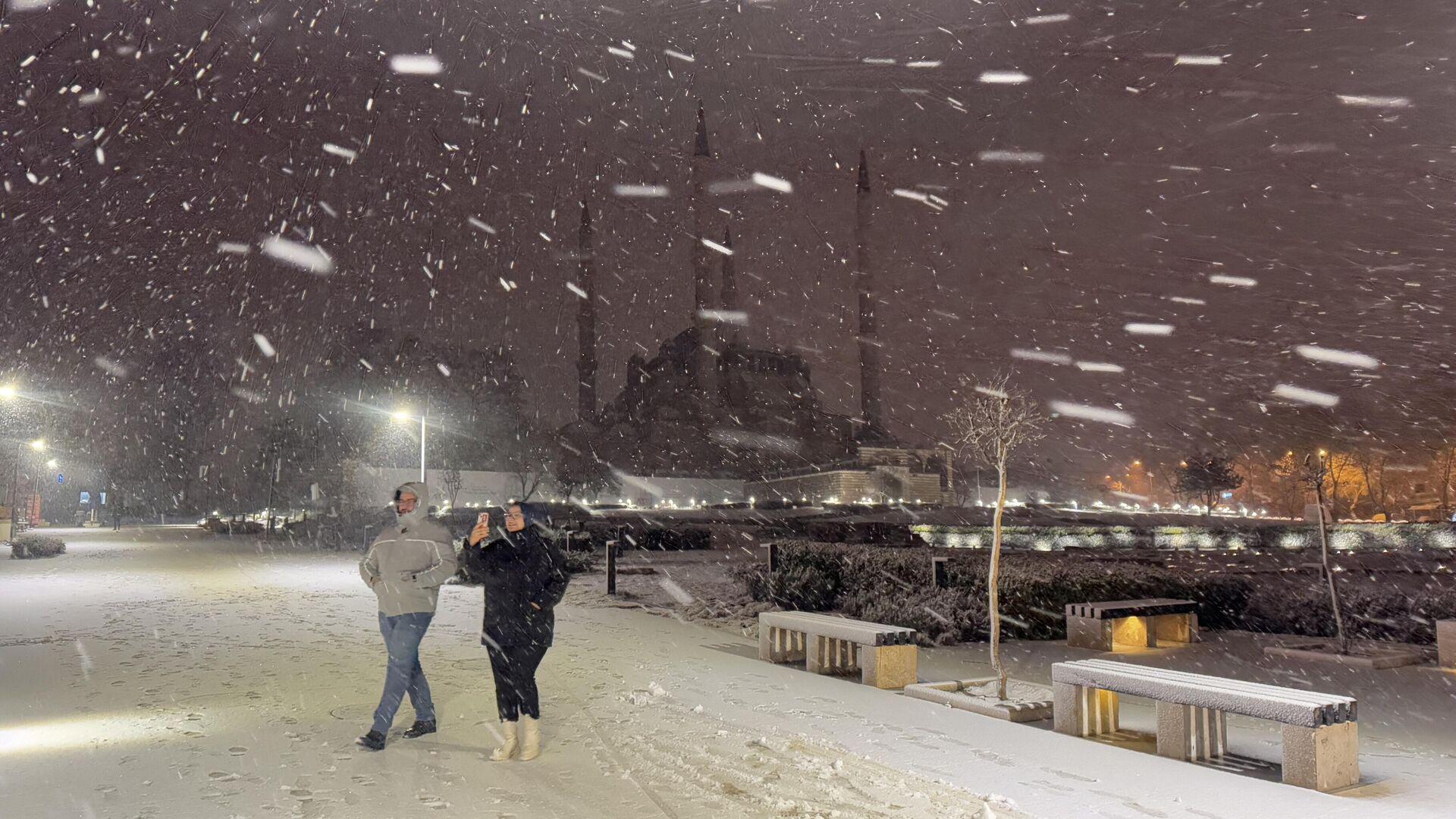 meteoroloji-25-ile-kar-uyarisi-yapti-saatte-60-km-hizla-gelen-firtina-radara-yansidi-yilin-ilk-buyuk-hava-dalgasi-wH9LUyWI.jpg