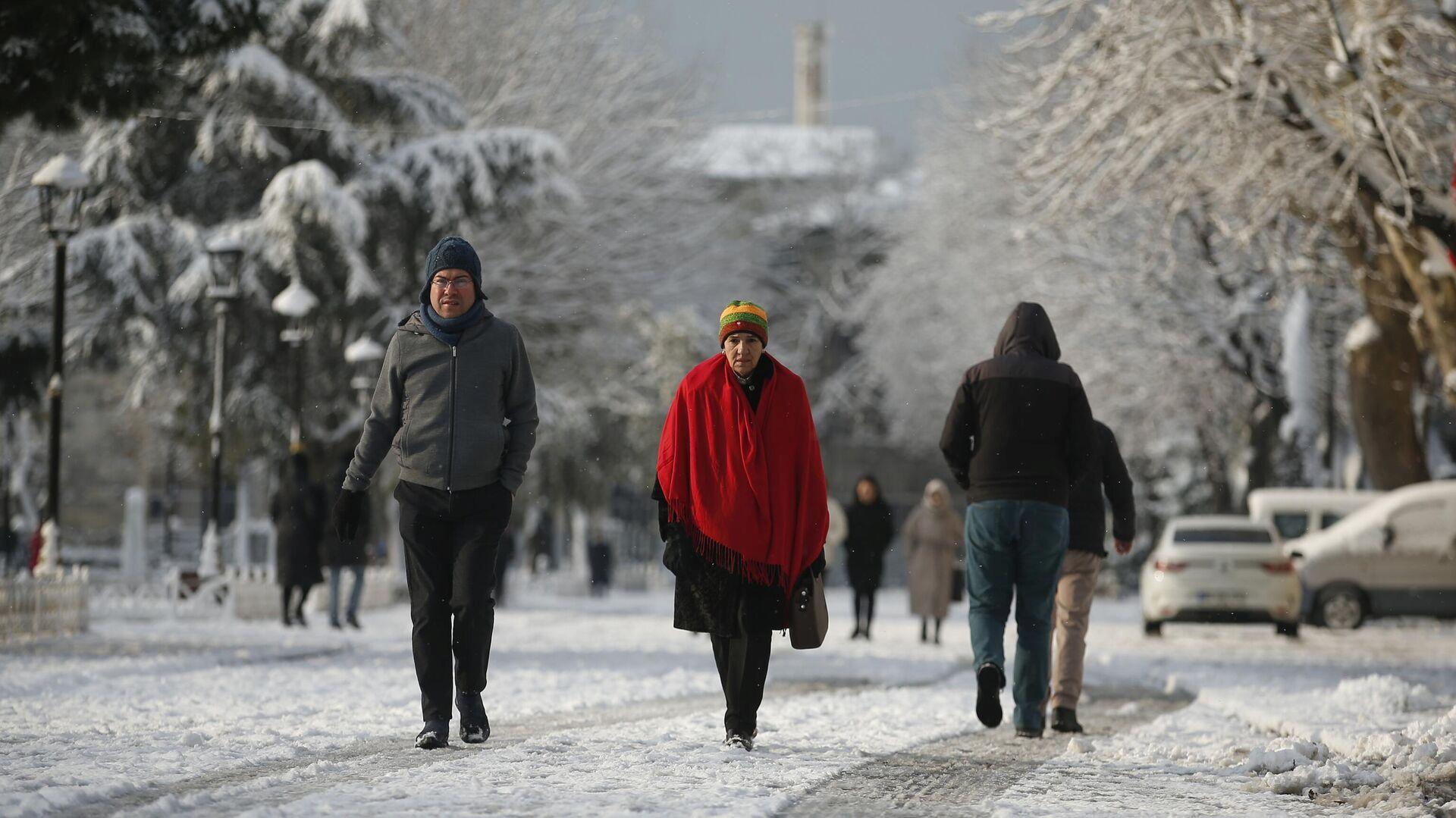 meteorolojiden-beklenen-kritik-uyarilar-geldi-edirneden-giris-yapan-kar-istanbul-kapisinda-QmAfzGSv.jpg