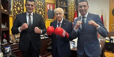 mhp-genel-baskani-devlet-bahceli-boks-eldivenli-paylasim-yapti-YHYDY5eN.jpg