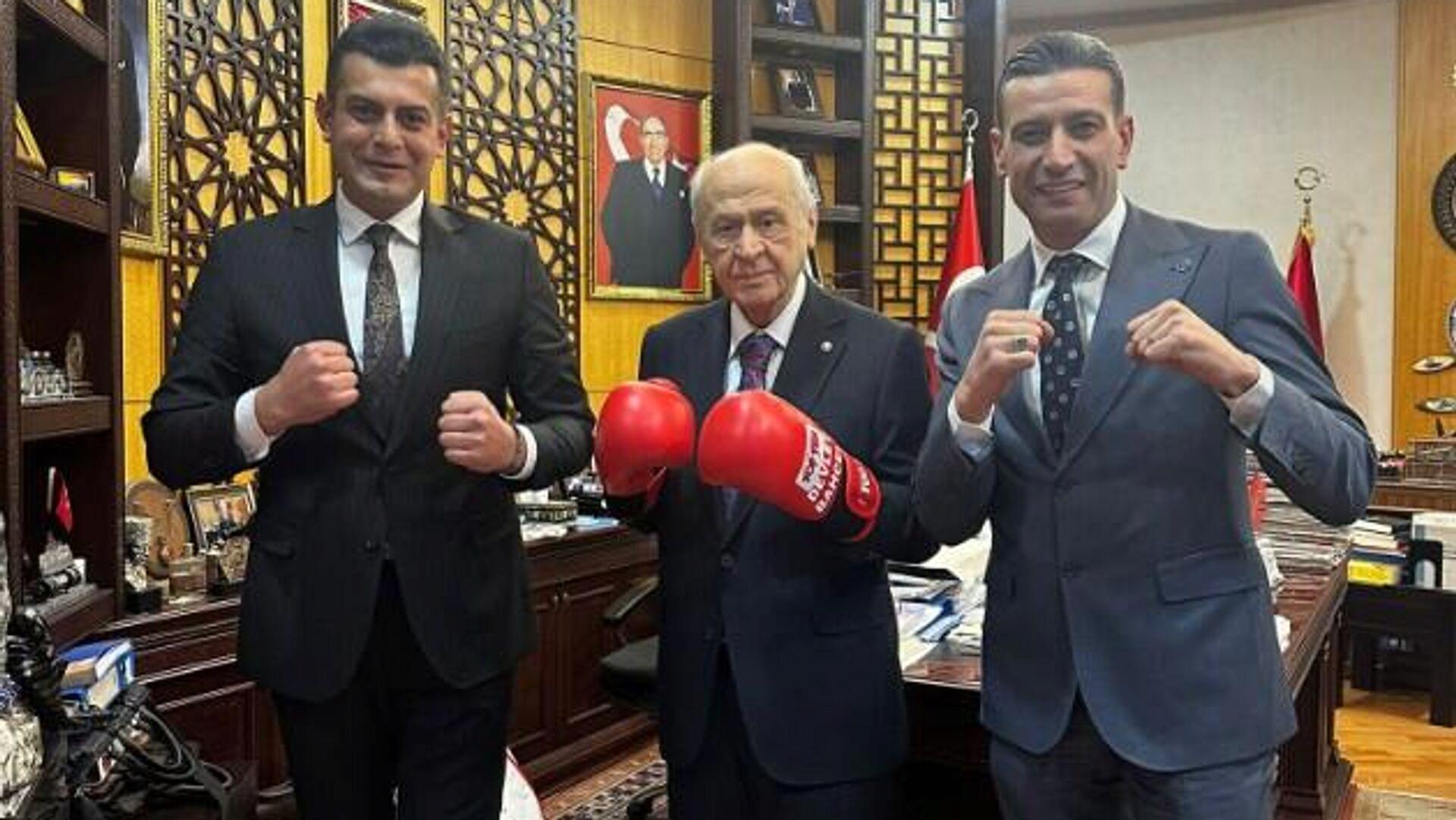mhp-genel-baskani-devlet-bahceli-boks-eldivenli-paylasim-yapti-YHYDY5eN.jpg