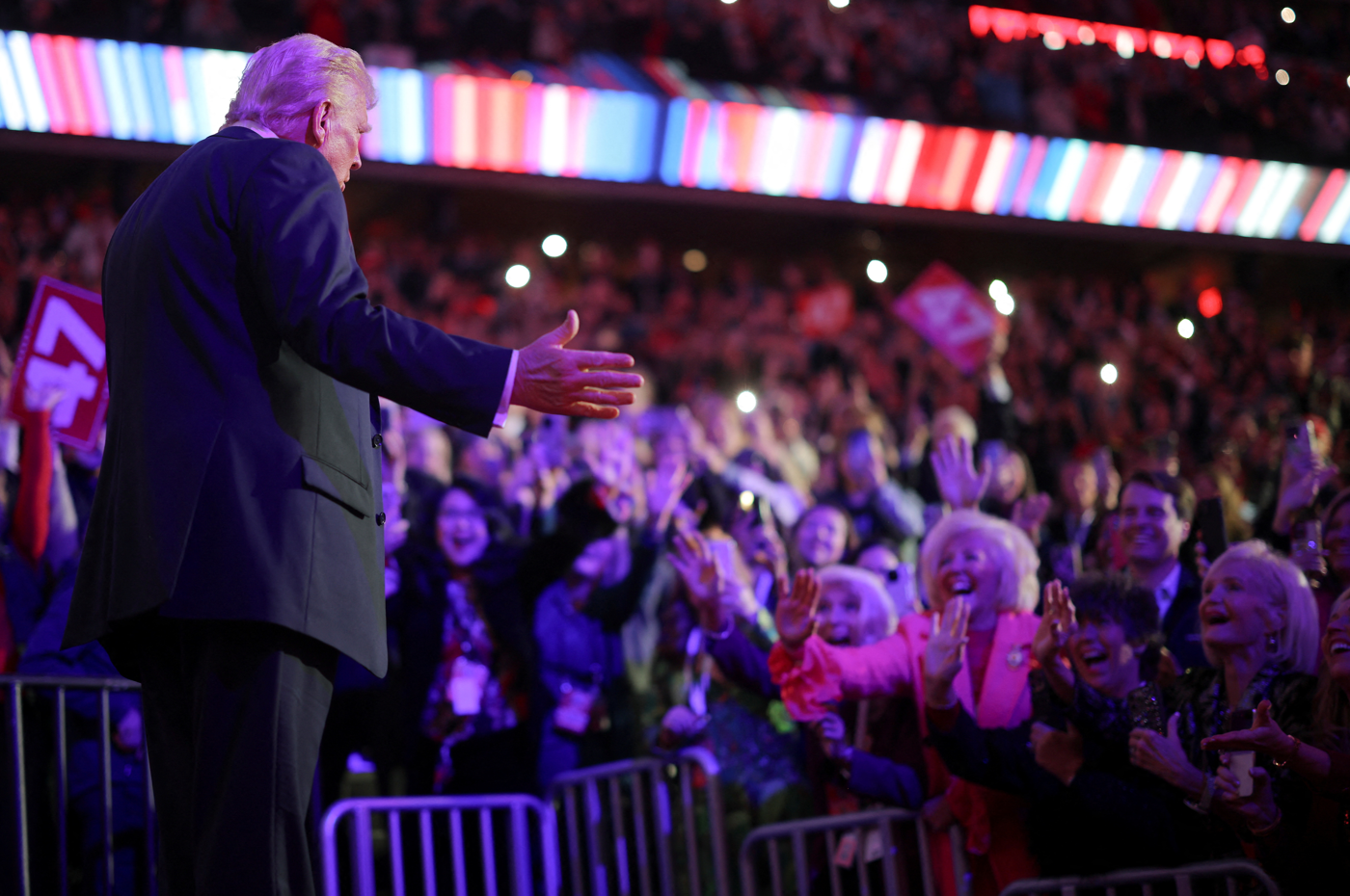 Milyarderlerden Destek Alan Trump, İlk Gün 100'e Yakın Kararnameyi İmzalamaya Hazırlanıyor