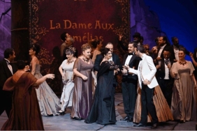 opera-tarihinin-en-kalabalik-eserlerinden-la-traviatanin-yenilikci-yorumuyla-sahnede-ziyafeti-NufqxKbD.jpg