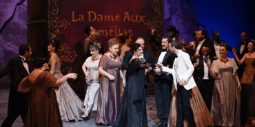 opera-tarihinin-en-kalabalik-eserlerinden-la-traviatanin-yenilikci-yorumuyla-sahnede-ziyafeti-NufqxKbD.jpg
