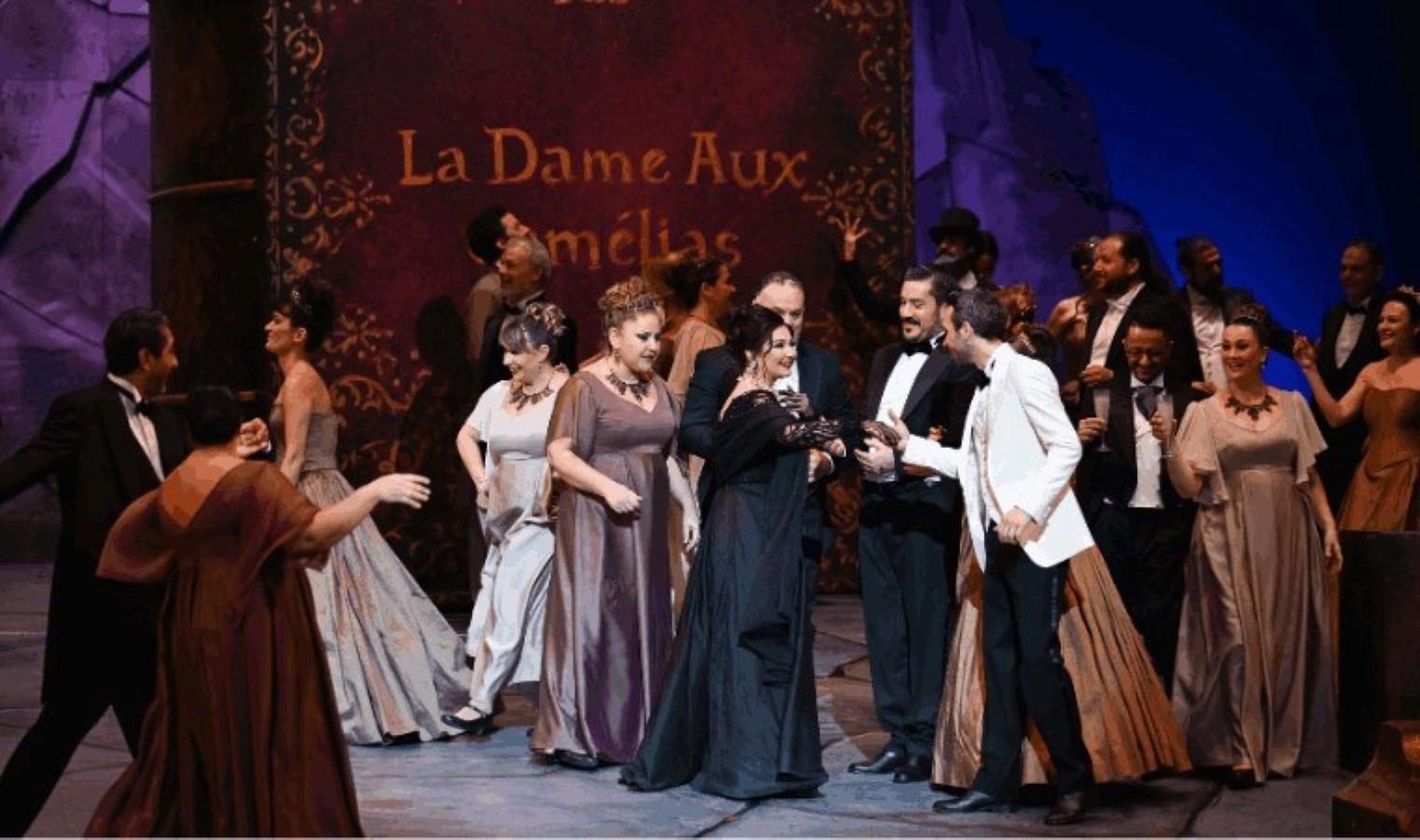 opera-tarihinin-en-kalabalik-eserlerinden-la-traviatanin-yenilikci-yorumuyla-sahnede-ziyafeti-NufqxKbD.jpg