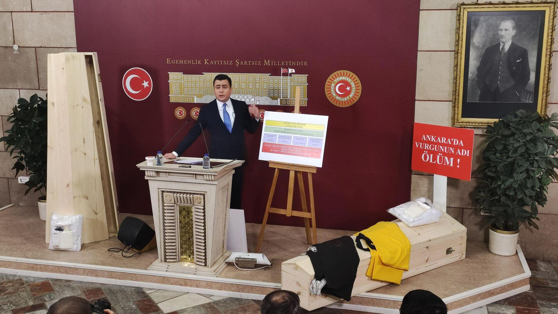 osman-gokcek-meclise-tabut-getirerek-abbnin-kefen-alimlarinda-yolsuzluk-yaptigini-savundu-l9ZcKcln.jpg