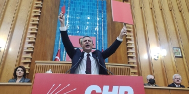 ozgur-ozel-kirmizi-kart-cikarmaya-devam-ediyor-AR2lHNGV.jpg
