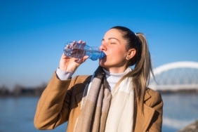plastik-siseden-su-icenler-icin-uyari-sagliginizi-tehdit-eden-gizli-tehlikeler-ReibKuCM.jpg