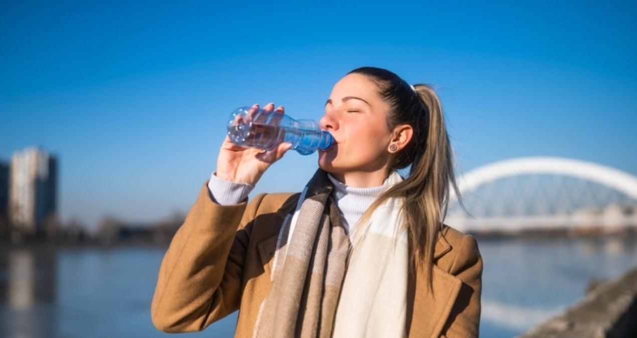 plastik-siseden-su-icenler-icin-uyari-sagliginizi-tehdit-eden-gizli-tehlikeler-ReibKuCM.jpg