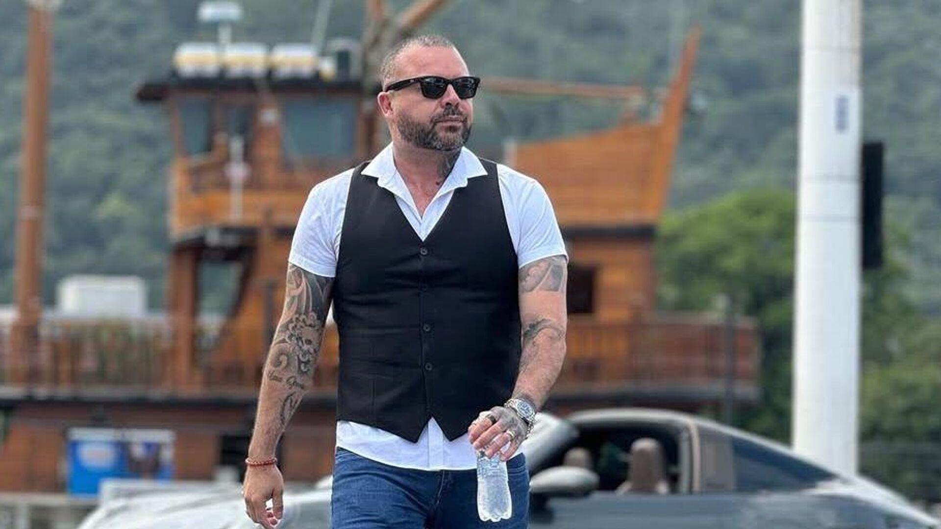sirtina-dovme-yaptirmak-icin-masaya-yatti-kalp-krizi-gecirip-hayatini-kaybetti-paOSWP7m.jpg
