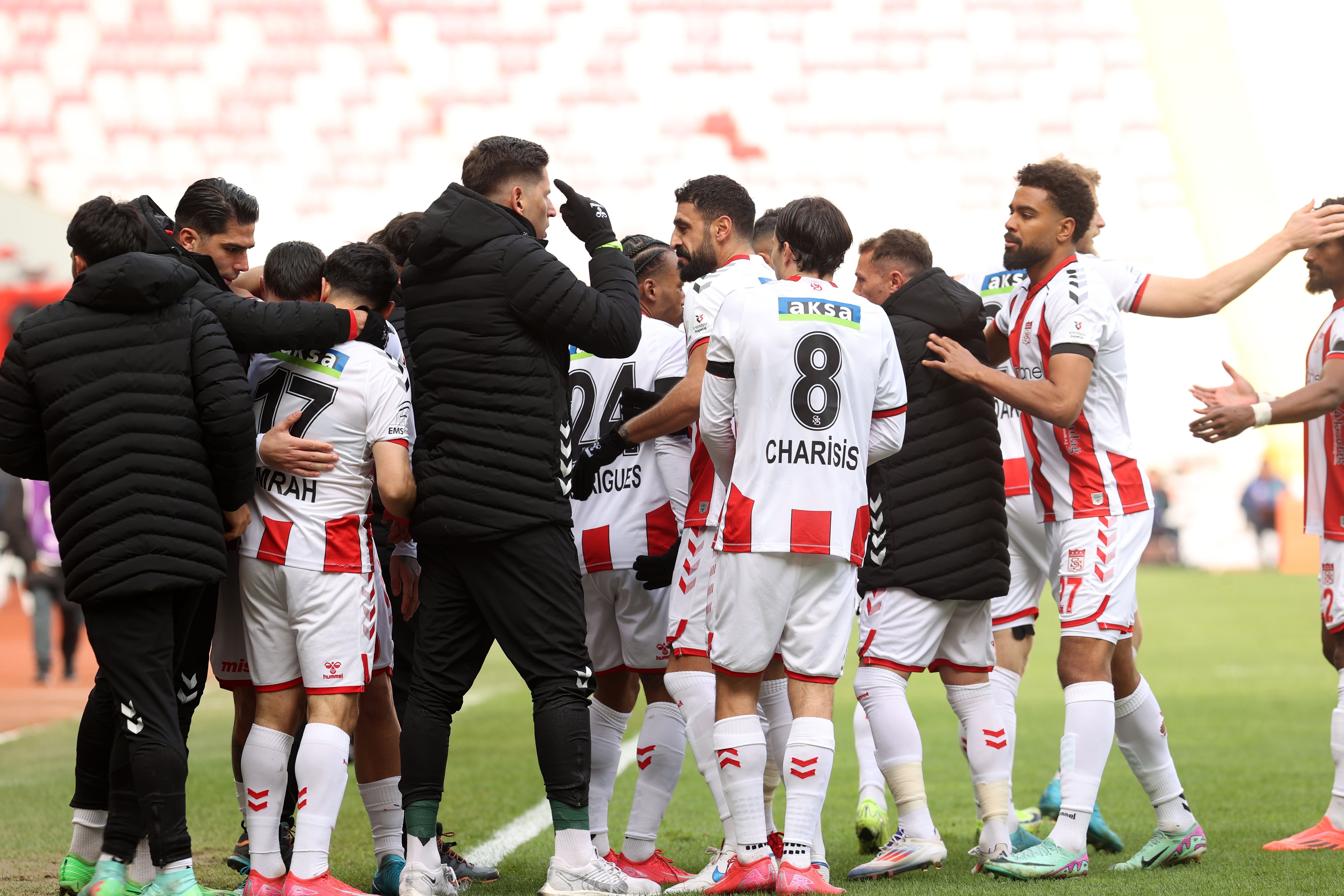 Sivasspor'un 7 Gollü, 2 Kırmızı Kartlı Maçta Kazandığı Büyük Zafer
