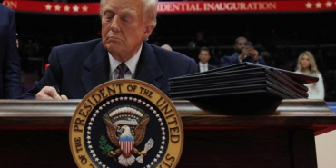 trumpin-ilk-gunu-diktatorluk-iddiasi-ve-kararnameleri-ClEYJk8u.jpg