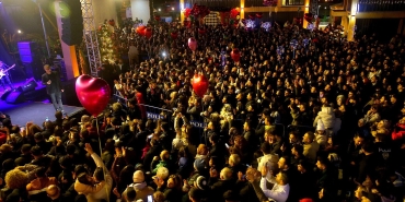 unlu-sarkici-haluk-levent-yeni-yila-depremzedelerle-birlikte-girdi-fZldAw2Y.jpg