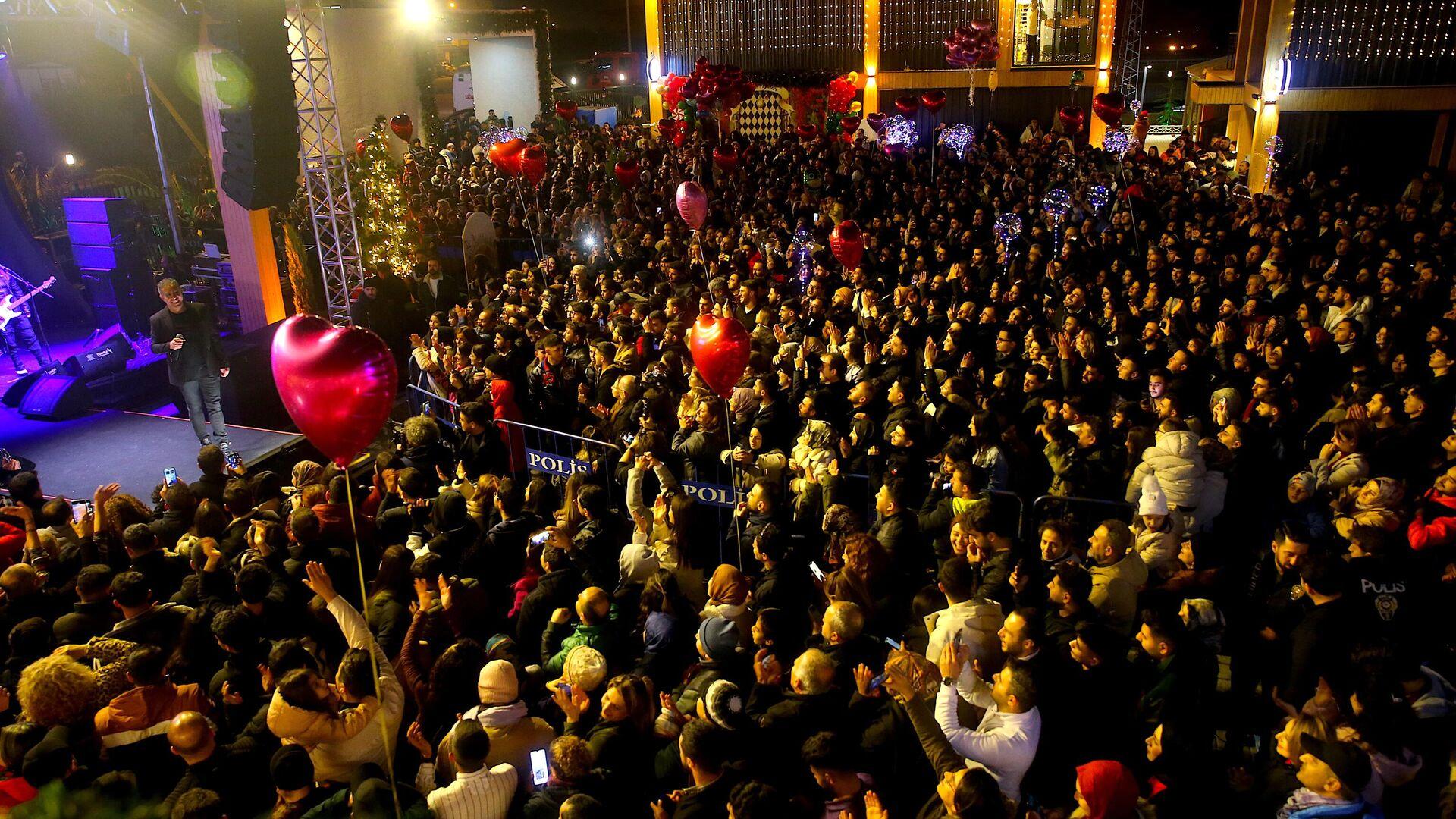 unlu-sarkici-haluk-levent-yeni-yila-depremzedelerle-birlikte-girdi-fZldAw2Y.jpg