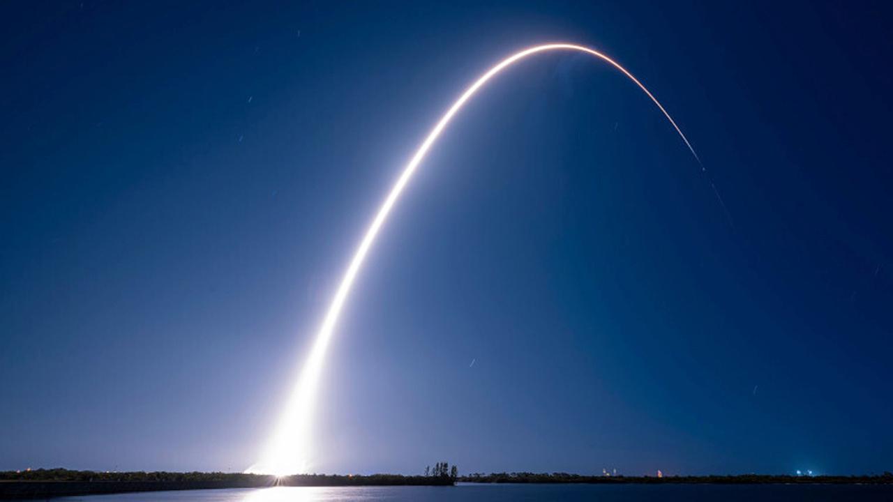 uzayda-iki-farkli-yolculuk-spacex-falcon-9-ile-aya-yukseliyor-XOkIa3TM.jpg