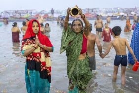 uzaydan-bile-gorulebilir-dunyanin-en-buyuk-festivalinde-milyonlarca-hindu-uc-nehrin-birlestigi-yerde-yikanacak-WfHMYssE.jpg