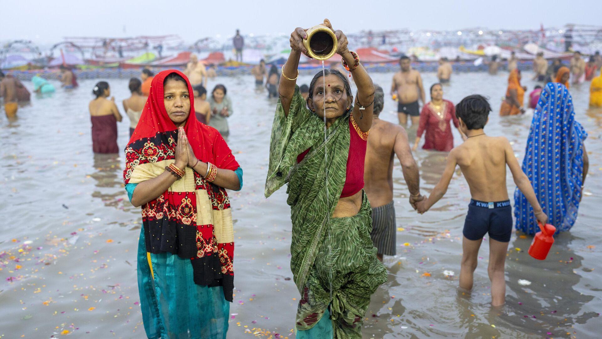uzaydan-bile-gorulebilir-dunyanin-en-buyuk-festivalinde-milyonlarca-hindu-uc-nehrin-birlestigi-yerde-yikanacak-WfHMYssE.jpg