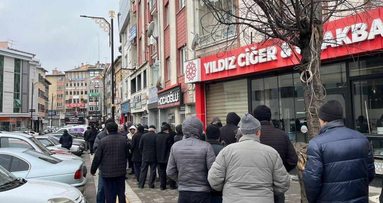 yuzde-50-zami-duyup-kuyruga-giren-vatandaslar-stok-yapmaya-kostu-PVnW3g5H.jpg