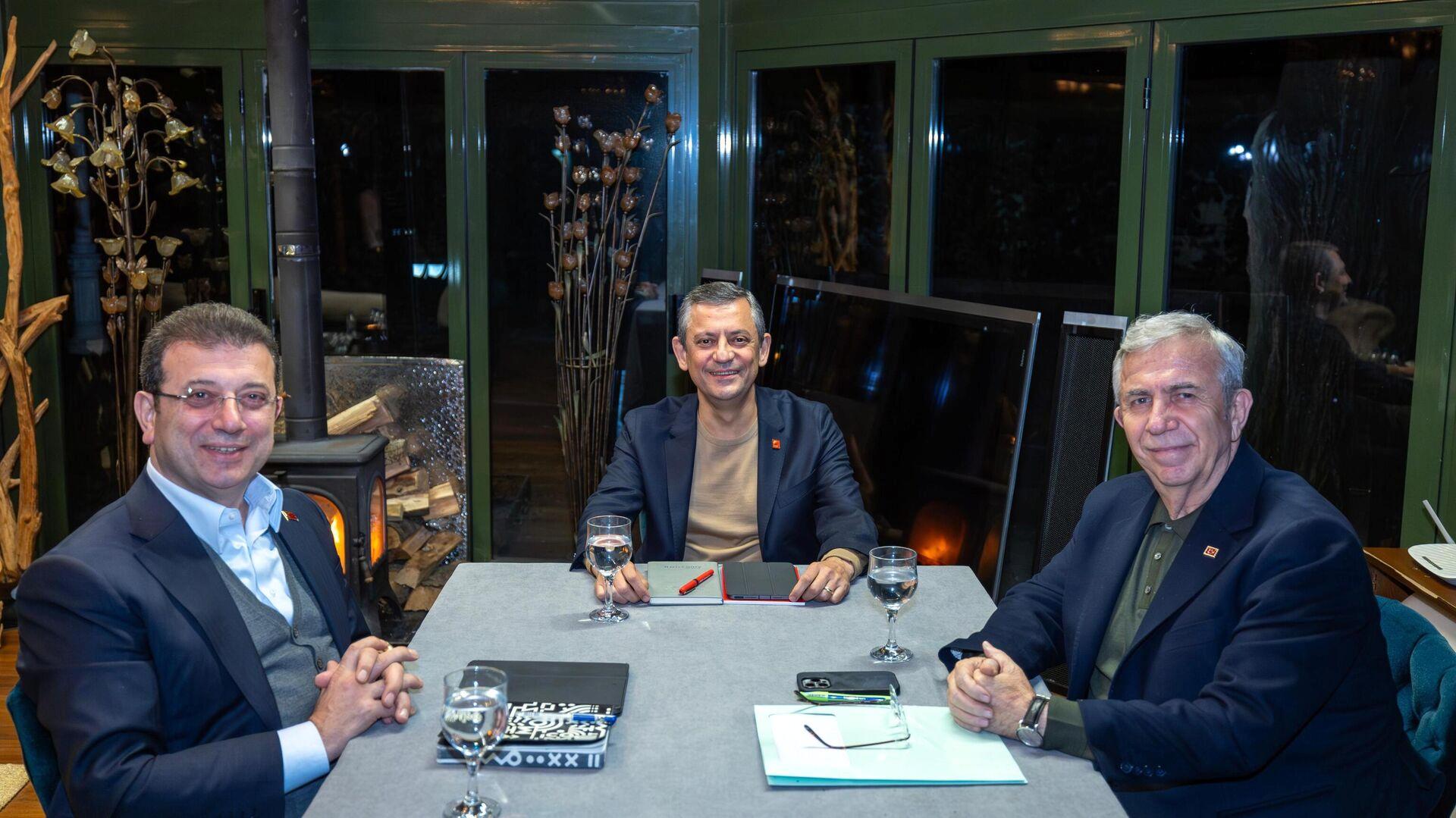 ahmet-hakan-chpdeki-3lu-gorusmenin-kiyafet-secimlerini-degerlendirdi-casual-tarza-alismamanin-muazzam-tedirginligi-DO7IRDJV.jpg