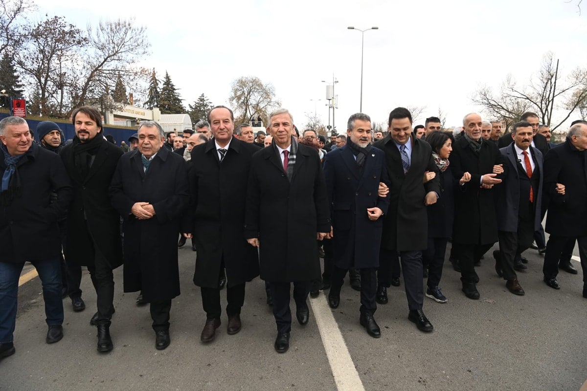 AKP: Hem Övülen Hem de Satılan Bir Parti