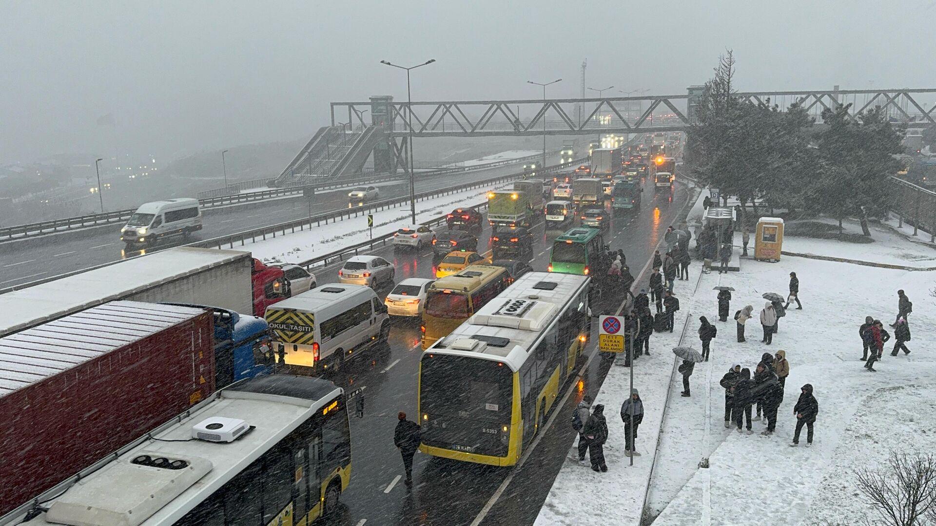 ankara-ve-istanbulda-kar-yagisi-hayati-felc-etti-ak-partili-gokcekten-chpye-tepki-geldi-lsGMCijd.jpg