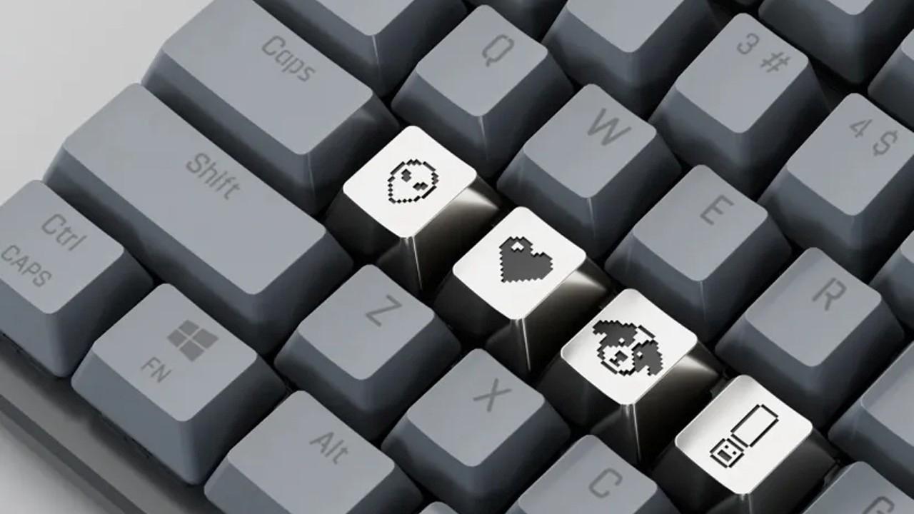 apple-efsanesinden-beklenmedik-bir-surpriz-klavye-tuslari-ve-sik-kolyeler-fCJw1paP.jpg