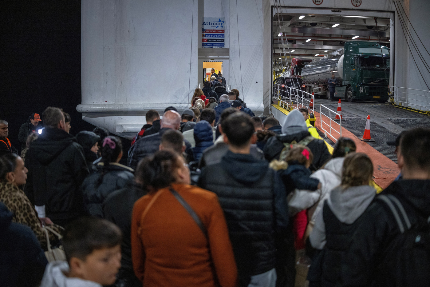 Deprem Fırtınasıyla Mücadele Eden Adada Acil Tahliye Hazırlıkları Başladı