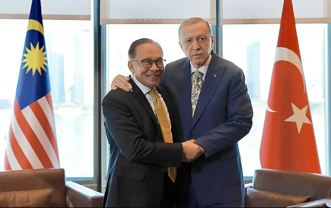 Erdoğan'ın Ziyareti: O Ülkede Muhalefet Ayaklandı!