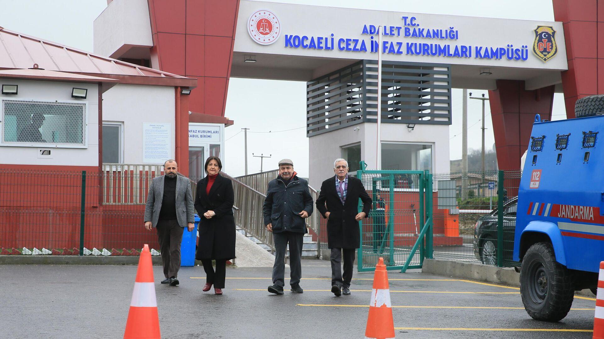 gozler-dem-partinin-1700de-yapacagi-aciklamada-ses-sistemi-ve-dev-ekranlar-kuruluyor-c9EsJDr9.jpg