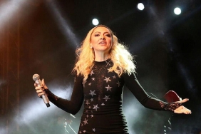 hadise-sahnede-neye-ugradigini-sasirdi-ciglik-atti-bir-sure-kendine-gelemedi-3Imx8BL2.jpg