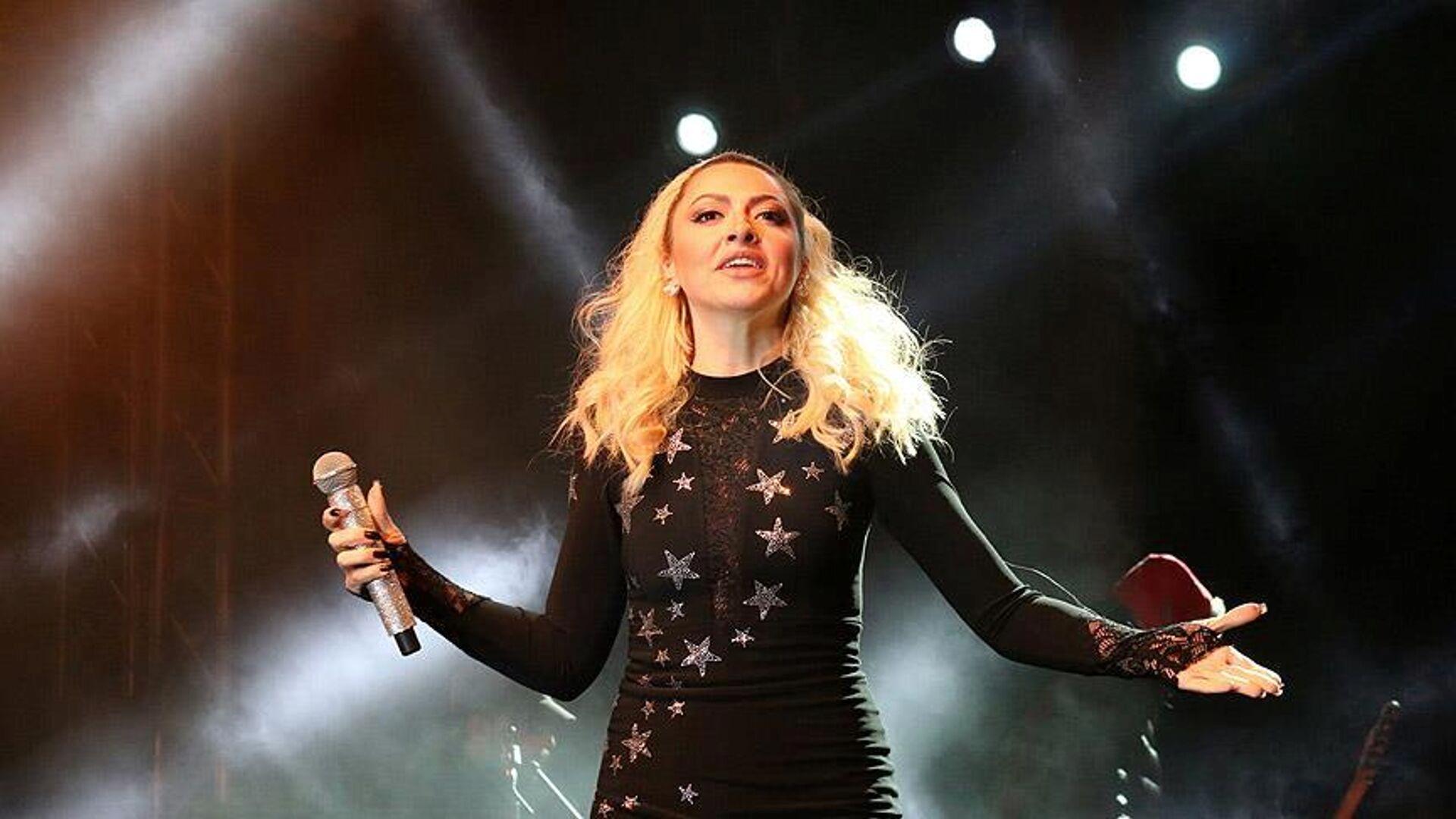 hadise-sahnede-neye-ugradigini-sasirdi-ciglik-atti-bir-sure-kendine-gelemedi-3Imx8BL2.jpg