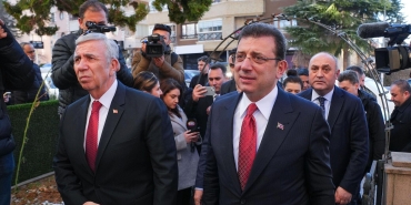 imamoglu-ve-yavastan-umit-ozdagin-annesine-ziyaret-uCE2LYfk.jpg