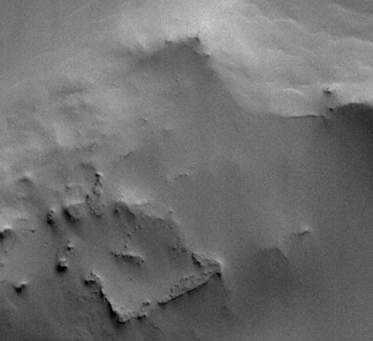 Mars'ta Keşfedilen Gizemli Kare Yapı Heyecan Yarattı