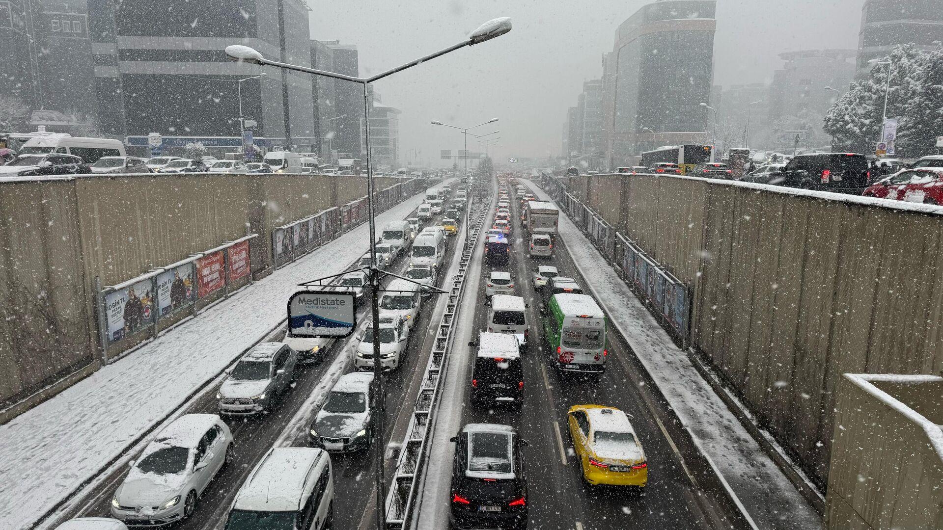 meteorolojiden-istanbul-icin-yeni-uyari-21-subatta-okullar-tatil-mi-valilikten-son-dakika-aciklamasi-bekleniyor-fb8VdHr2.jpg
