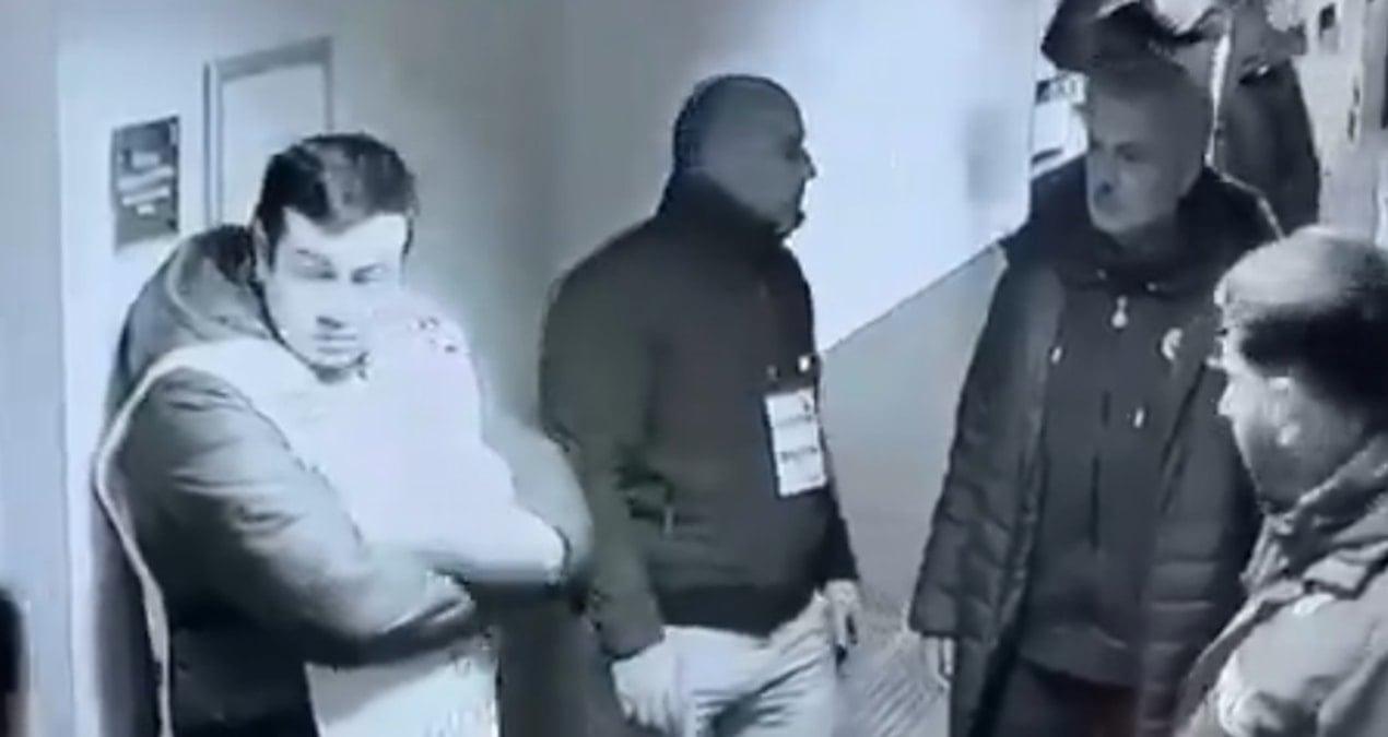 mourinho-mac-sonrasi-hakemle-gorusmek-icin-odasina-gitti-mX1hdIdX.jpg