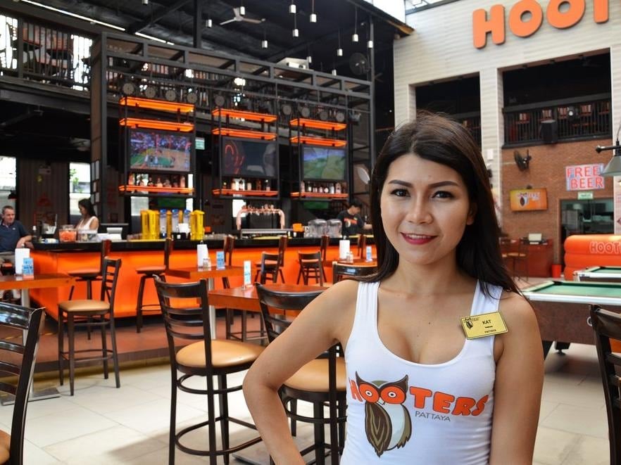 Restoran Devi Türkiye'ye Girmeden İflasın Eşiğinde: Marjinal Garsonlarıyla Dikkat Çekti!