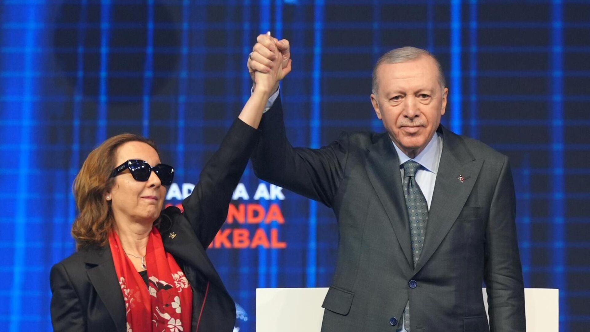 serap-yazici-ozbudun-ozgur-ozelin-iddiasini-yalanladi-gorusme-surecini-detaylariyla-anlatti-xrunKrU7.jpg