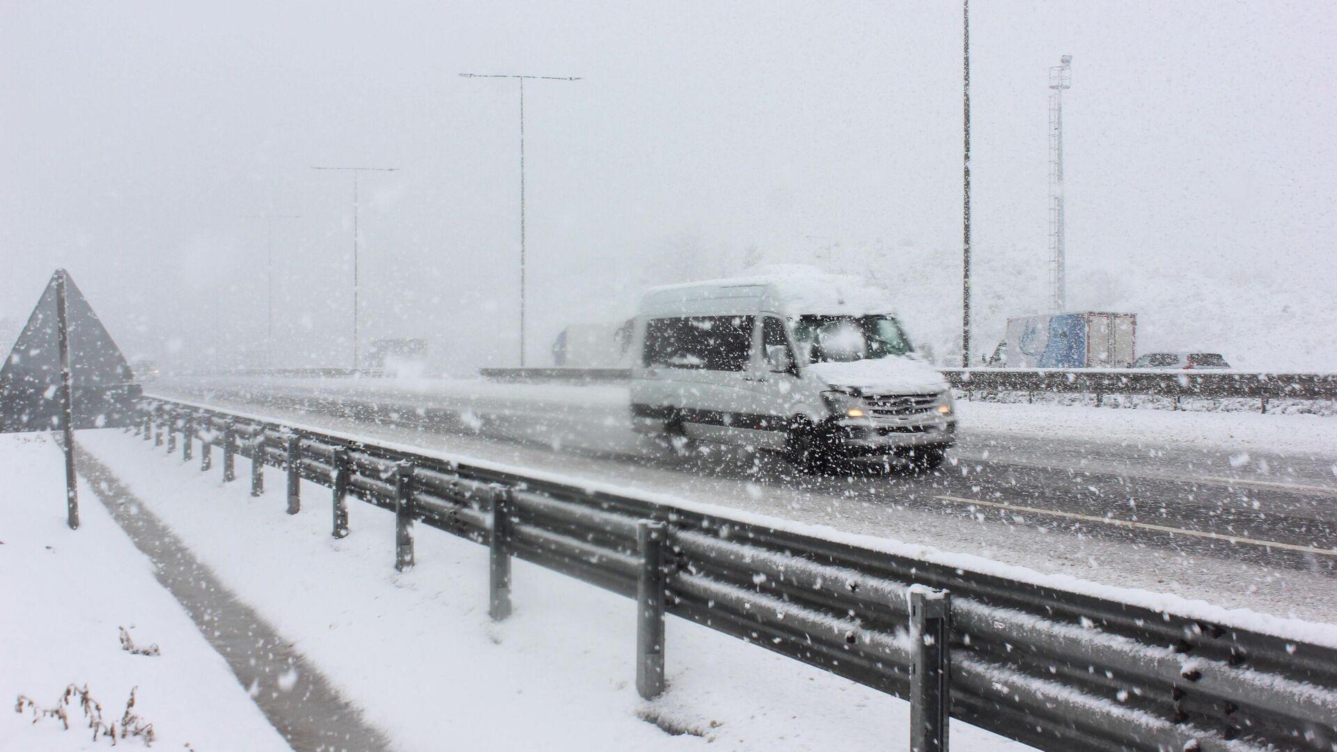 sibirya-soguklari-turkiyeyi-vurdu-meteoroloji-istanbul-dahil-20-sehre-sari-kodlu-alarm-verdi-kar-firtinasi-geliyor-1FXnNR84.jpg
