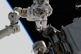yildizlarin-ortasinda-uzayda-mahsur-kalan-astronotun-sasirtici-uzay-yuruyusu-rekoru-JR7reM8X.jpg