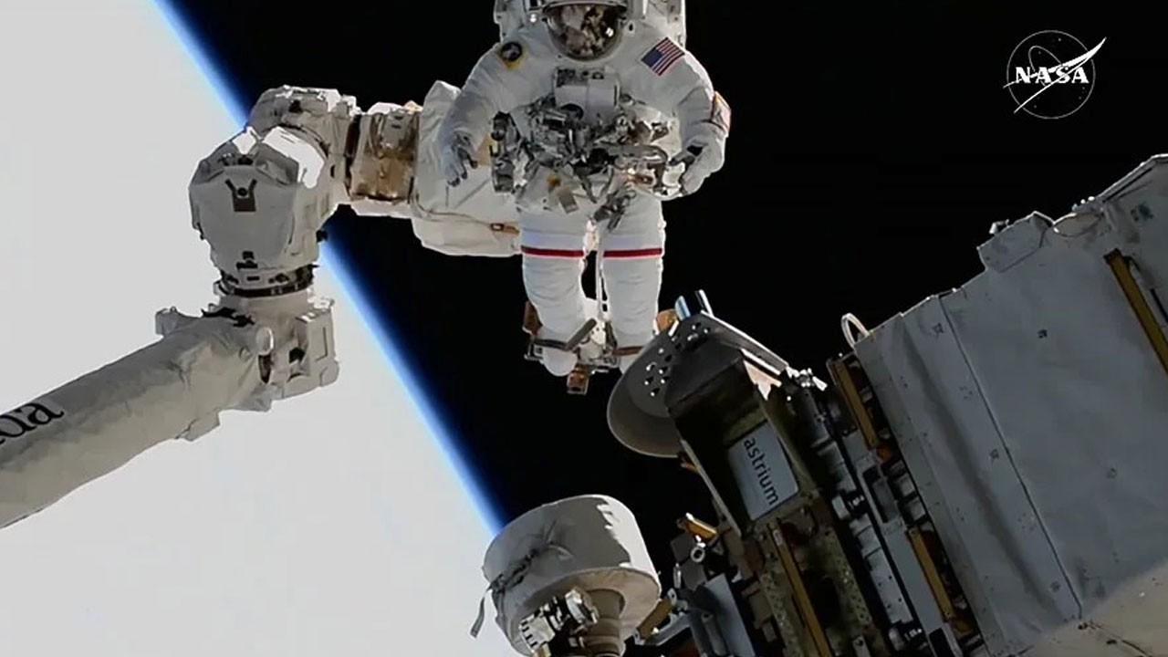 yildizlarin-ortasinda-uzayda-mahsur-kalan-astronotun-sasirtici-uzay-yuruyusu-rekoru-JR7reM8X.jpg