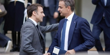 yunanistanda-meteor-fuzesi-tehdidi-macron-ile-acil-gorusme-gerceklesti-IpJ1YHNQ.jpg