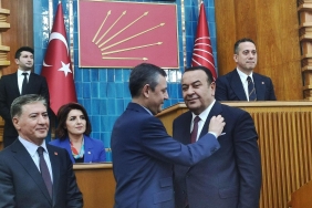 adnan-beker-chpye-katildi-rozetini-ozgur-ozel-takti-KI3yh5fG.jpg