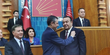 adnan-beker-chpye-katildi-rozetini-ozgur-ozel-takti-KI3yh5fG.jpg