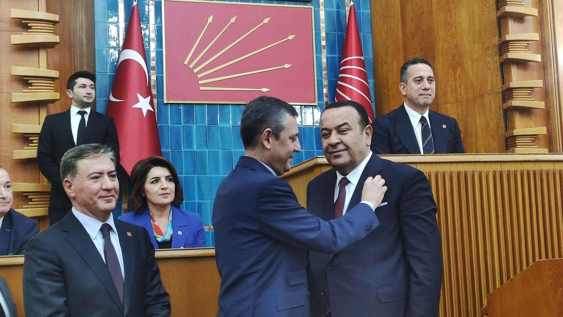 adnan-beker-chpye-katildi-rozetini-ozgur-ozel-takti-KI3yh5fG.jpg