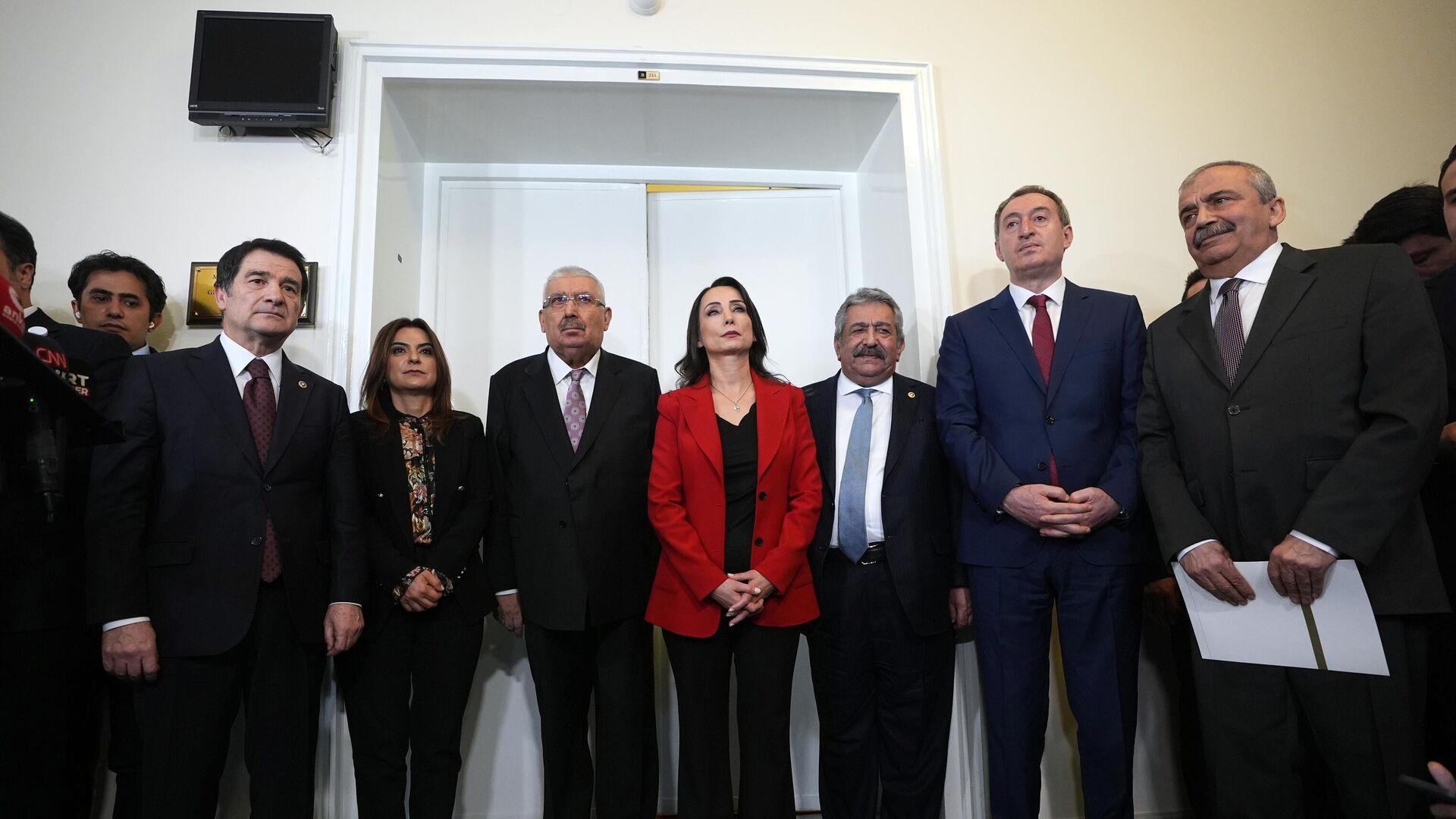 dem-parti-heyeti-mhp-ve-ak-partiyi-ziyareti-NcDNWOQX.jpg