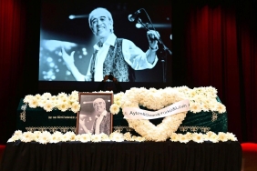 edip-akbayrama-veda-sevenleri-son-yolculuguna-ugurluyor-JVpdOVtH.jpg