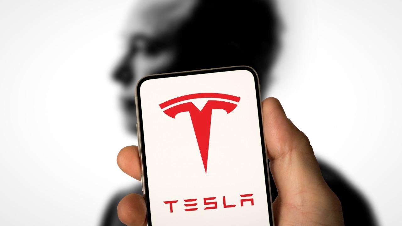 elon-muskin-elestirilere-tahammulu-kalmadi-yoneticiyi-aniden-kapinin-onune-koydu-h9HXgXZO.jpg